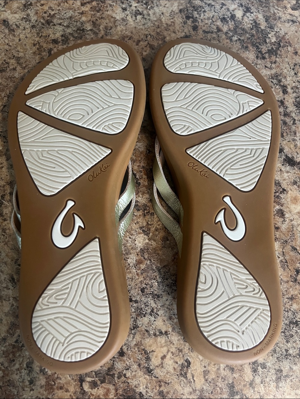 NEW OluKai Ho'opio Hui Sandals sz 9. Leather straps soft nylon toe posts, comfy! - Picture 4 of 5